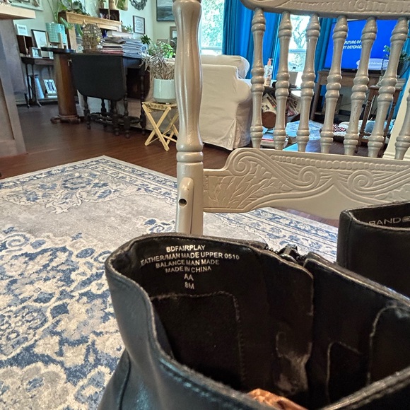 Black leather Bandolino size 8M lace up with 3 inch heels. In great shape! - Picture 5 of 7